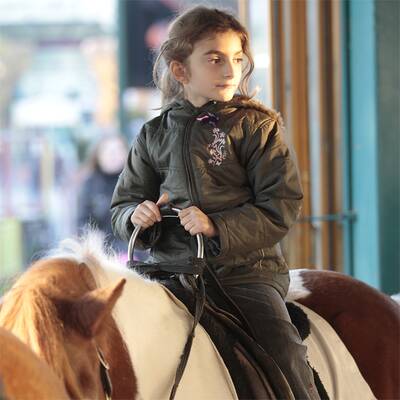 Komani-Zwillinge amüsieren sich im Prater
