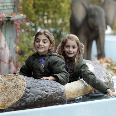 Komani-Zwillinge amüsieren sich im Prater