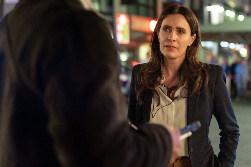 Doris Golpashin spielt die Chefin, Major Evelyn Leitner.