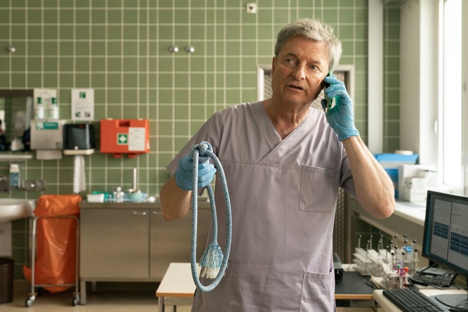 Alfred Dorfer als Gerichtsmediziner Dr. Tom Wippler in 