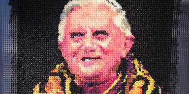 Papst-Portr&auml;t aus Kondomen zu haben