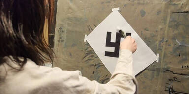 Wirbel um Hakenkreuz-Aktion von Theater