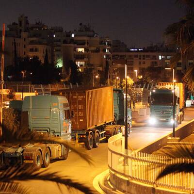 Schwer bewacht setzte sich der Konvoi vom Flughafen Larnaka nach Nikosia in Bewegung