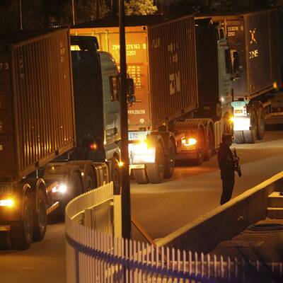 Schwer bewacht setzte sich der Konvoi vom Flughafen Larnaka nach Nikosia in Bewegung