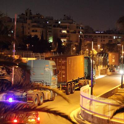 Schwer bewacht setzte sich der Konvoi vom Flughafen Larnaka nach Nikosia in Bewegung