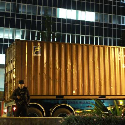 Schwer bewacht setzte sich der Konvoi vom Flughafen Larnaka nach Nikosia in Bewegung