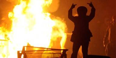 Demonstranten werfen mit Brandsätzen