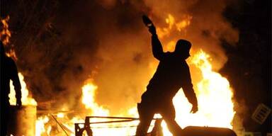 Demonstranten werfen mit Brandsätzen