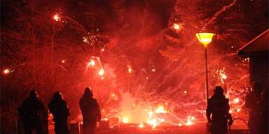 Demonstranten werfen mit Brandsätzen