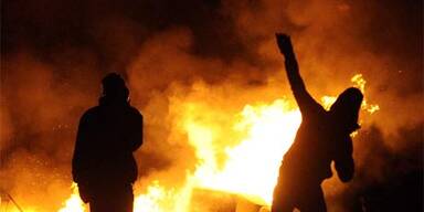Demonstranten werfen mit Brandsätzen