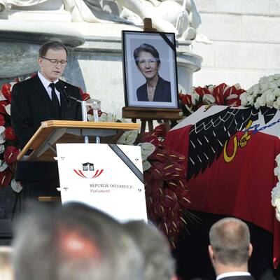 Der Sarg wird aus dem Hohen Haus gebracht