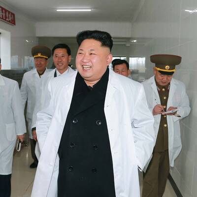 Irrer Kim bei einer Fabrikbesichtigung 