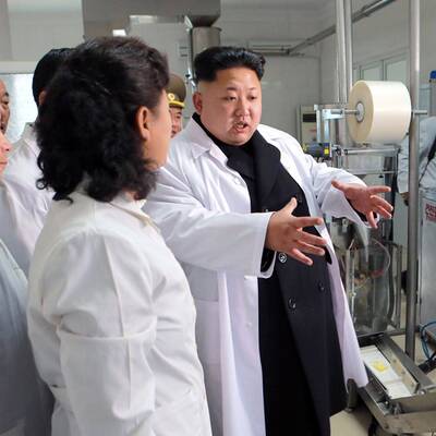 Irrer Kim bei einer Fabrikbesichtigung 