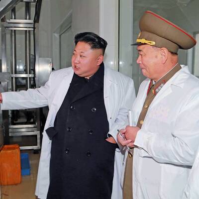 Irrer Kim bei einer Fabrikbesichtigung 