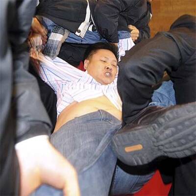 Abgeordnete prügeln sich mit Wachleuten