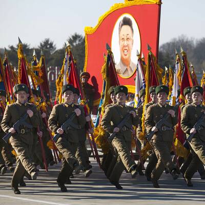 Irre Parade für toten Kim Jong-Il