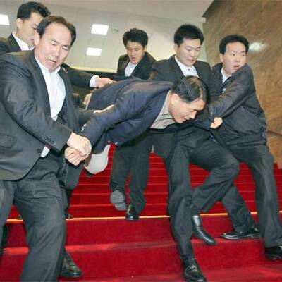 Abgeordnete prügeln sich mit Wachleuten