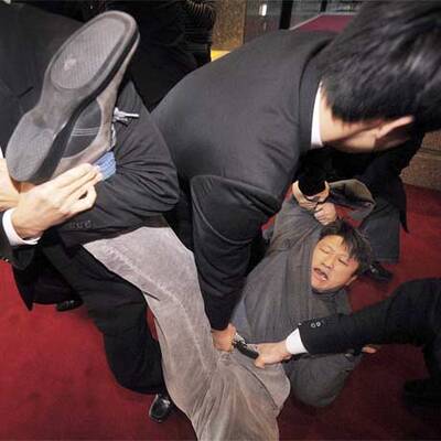 Abgeordnete prügeln sich mit Wachleuten