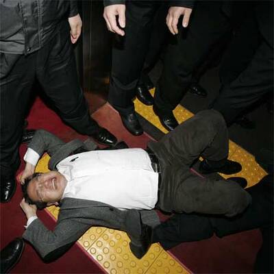 Abgeordnete prügeln sich mit Wachleuten