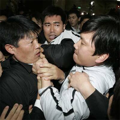 Abgeordnete prügeln sich mit Wachleuten