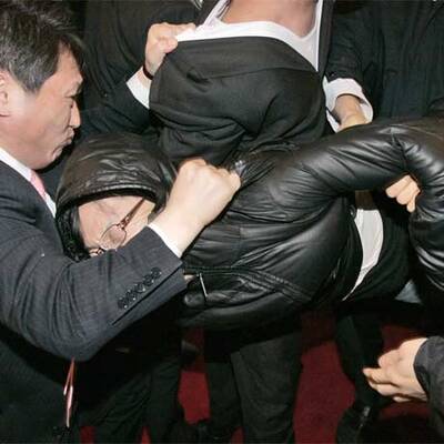 Abgeordnete prügeln sich mit Wachleuten