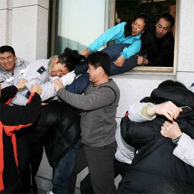 Abgeordnete prügeln sich mit Wachleuten