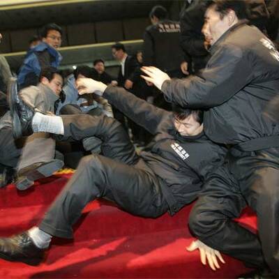 Abgeordnete prügeln sich mit Wachleuten