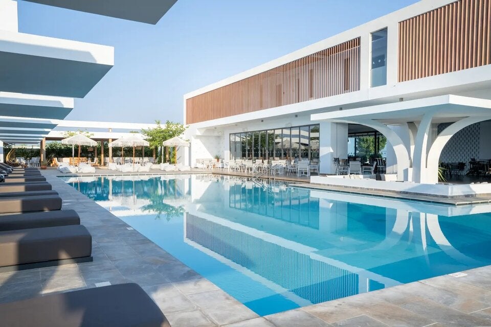 KOS. Das Hotel Sentido Pearl Beach bietet viel Platz zum Sonnenbaden und einen traumhaften Außenpool.