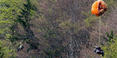 Paragleiter verfängt sich in Seilbahn 