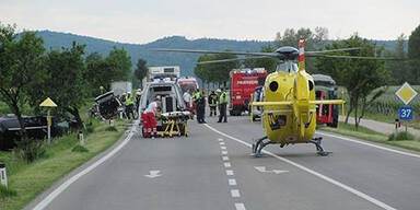 Frontalcrash: Acht Verletzte 