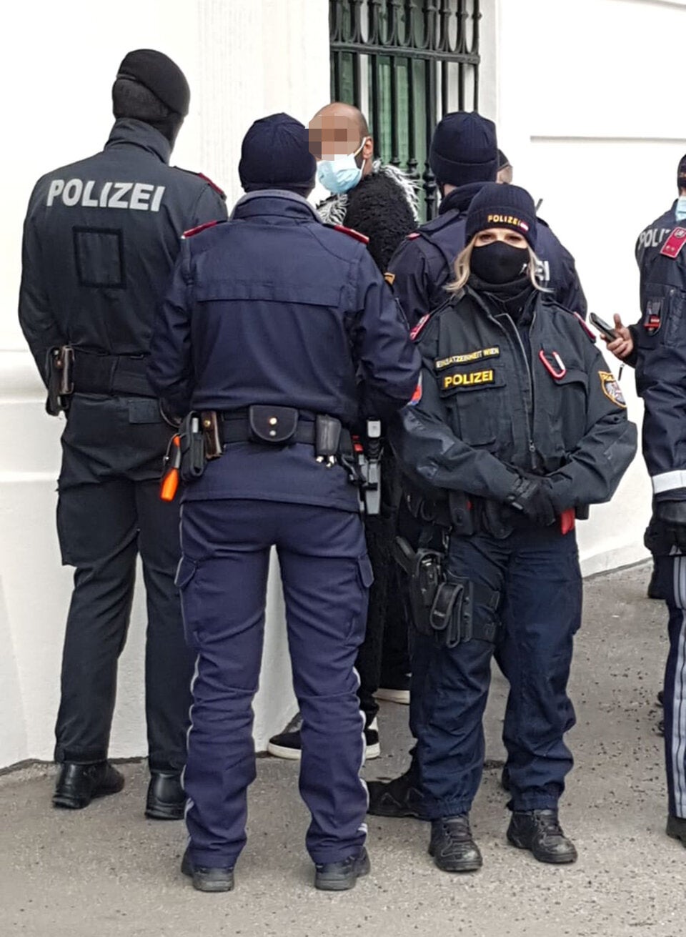 Corona-Krampus vor dem Kanzleramt von Polizei angehalten