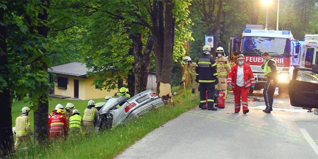 Pkw prallt gegen Baum - Beifahrer tot
