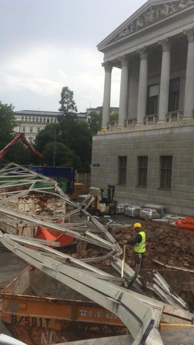 Parlament: Tonnen-schwerer Träger crasht auf Boden