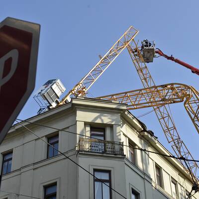 Kran kracht auf Wohnhaus