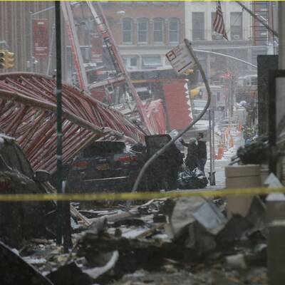 Kran umgestürzt: ein Toter in New York