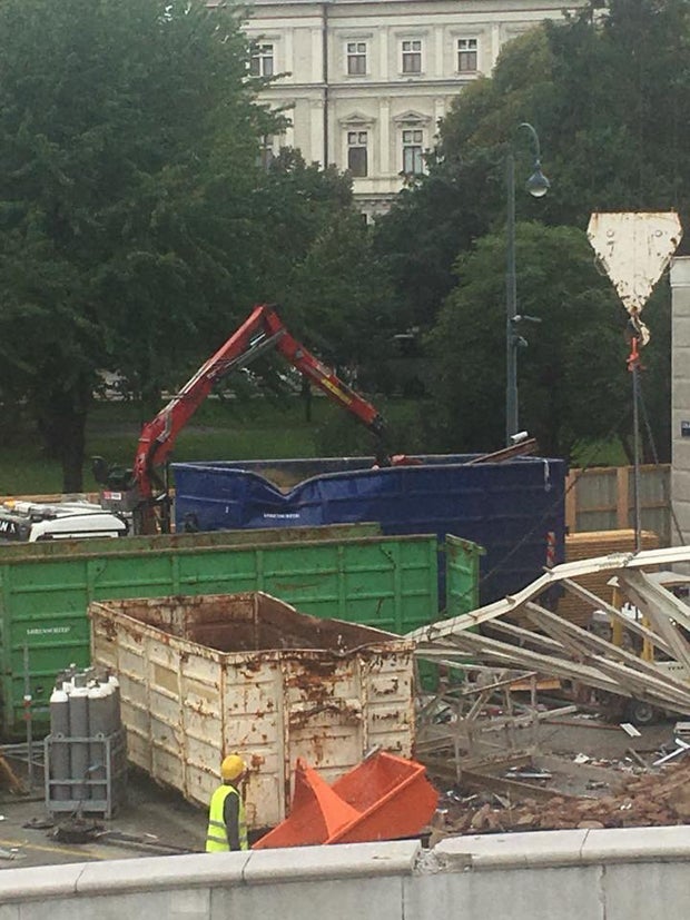 Parlament: Tonnen-schwerer Träger crasht auf Boden
