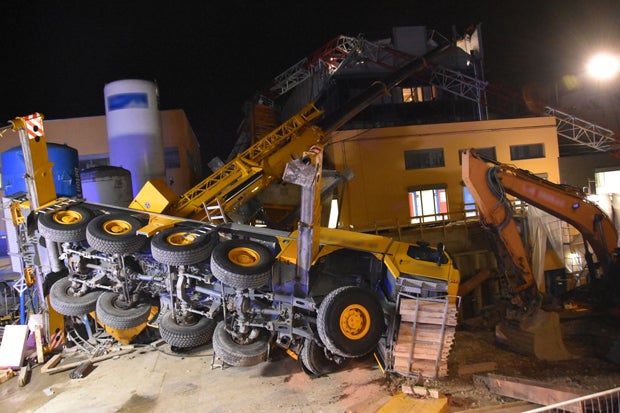 Zwei Baukräne stürzen in Wien um: Mehrere Verletzte