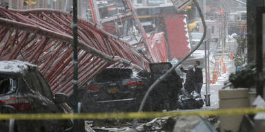 Kran stürzt mitten in New York um