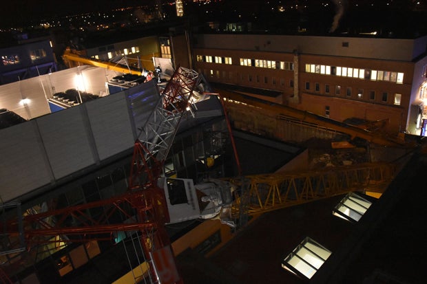 Zwei Baukräne stürzen in Wien um: Mehrere Verletzte