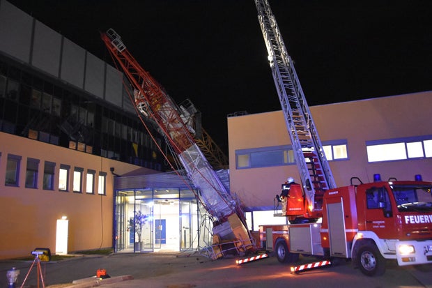 Zwei Baukräne stürzen in Wien um: Mehrere Verletzte