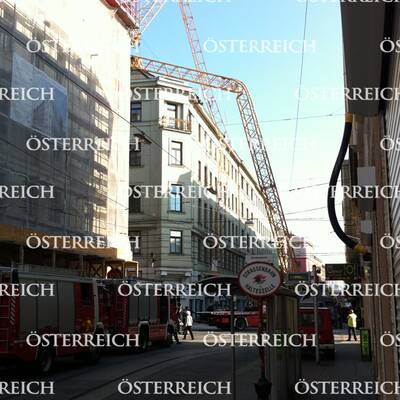 Kran kracht auf Wohnhaus