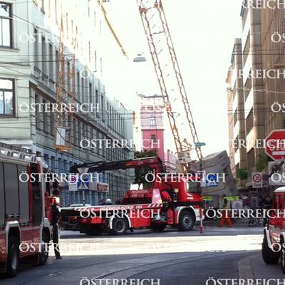 Kran kracht auf Wohnhaus