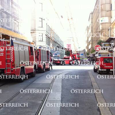 Kran kracht auf Wohnhaus