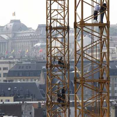 Einwanderer protestieren auf Baukränen