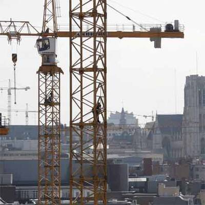 Einwanderer protestieren auf Baukränen