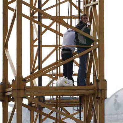 Einwanderer protestieren auf Baukränen