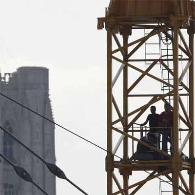 Einwanderer protestieren auf Baukränen