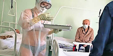 Krankenschwester Bikini unter Schutzanzug Russland Tula