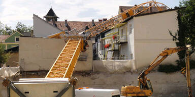Kran stürzt auf Haus - ein Verletzter 