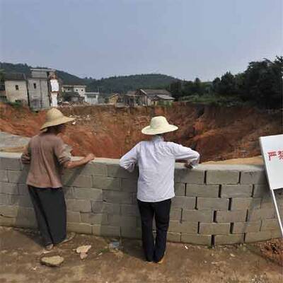 Krater verschluckt chinesisches Dorf